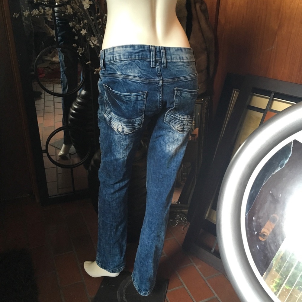 Stone Washed Jeans - Picture 2 of 4